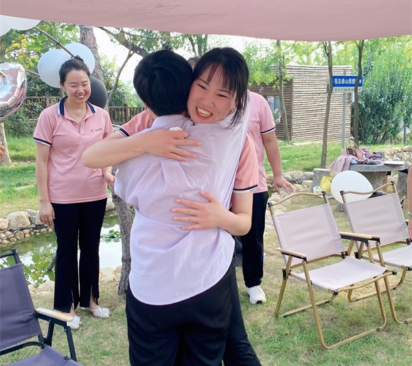 艾軼倫在立才農(nóng)場(chǎng)公司墾區(qū)耕地“非糧化”“非農(nóng)化”專項(xiàng)整改復(fù)耕地塊調(diào)研。