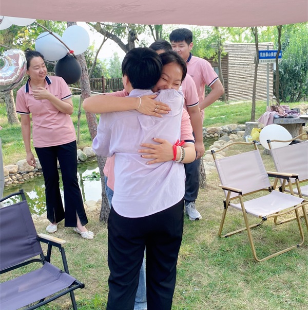 艾軼倫在海南橡膠山榮分公司座談。